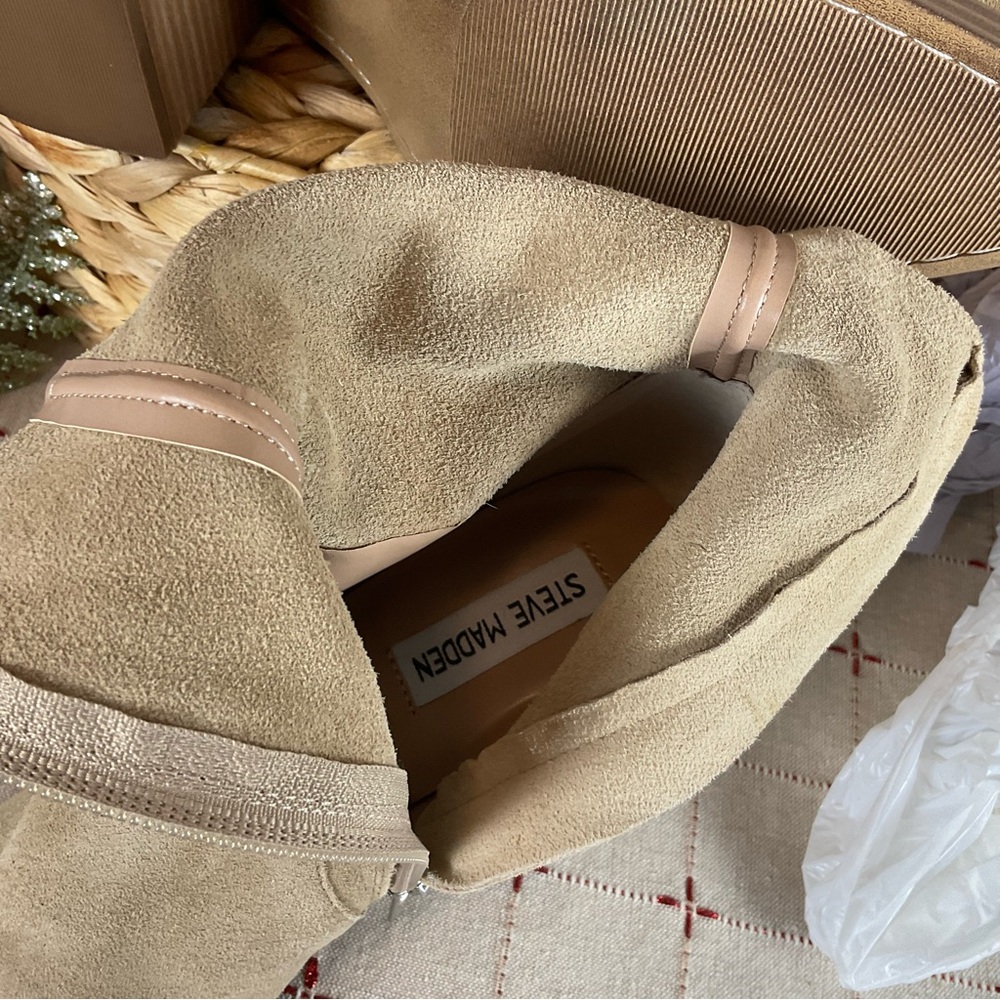Steve Madden “Calabria” Tan Suede Ankle Boots Almond Toe Size 9.5 Beige Bootie - Picture 6 of 6